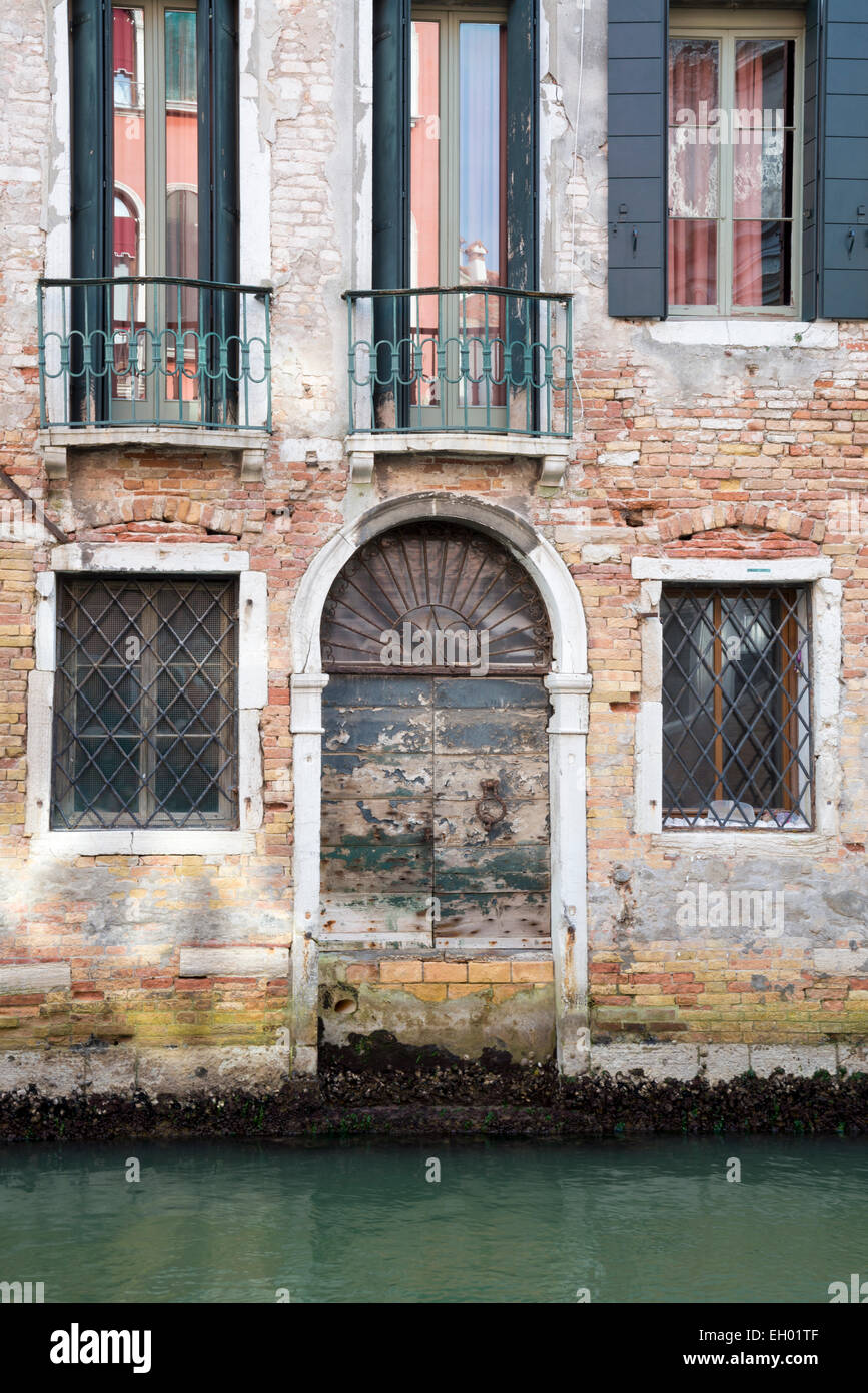 Eine der vielen Türen öffnen auf einem Kanal in Venedig, Italien Stockfoto