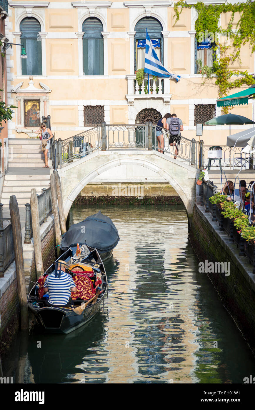 Gondoliere wartet auf seine Gondel in Venedig, Italien Stockfoto
