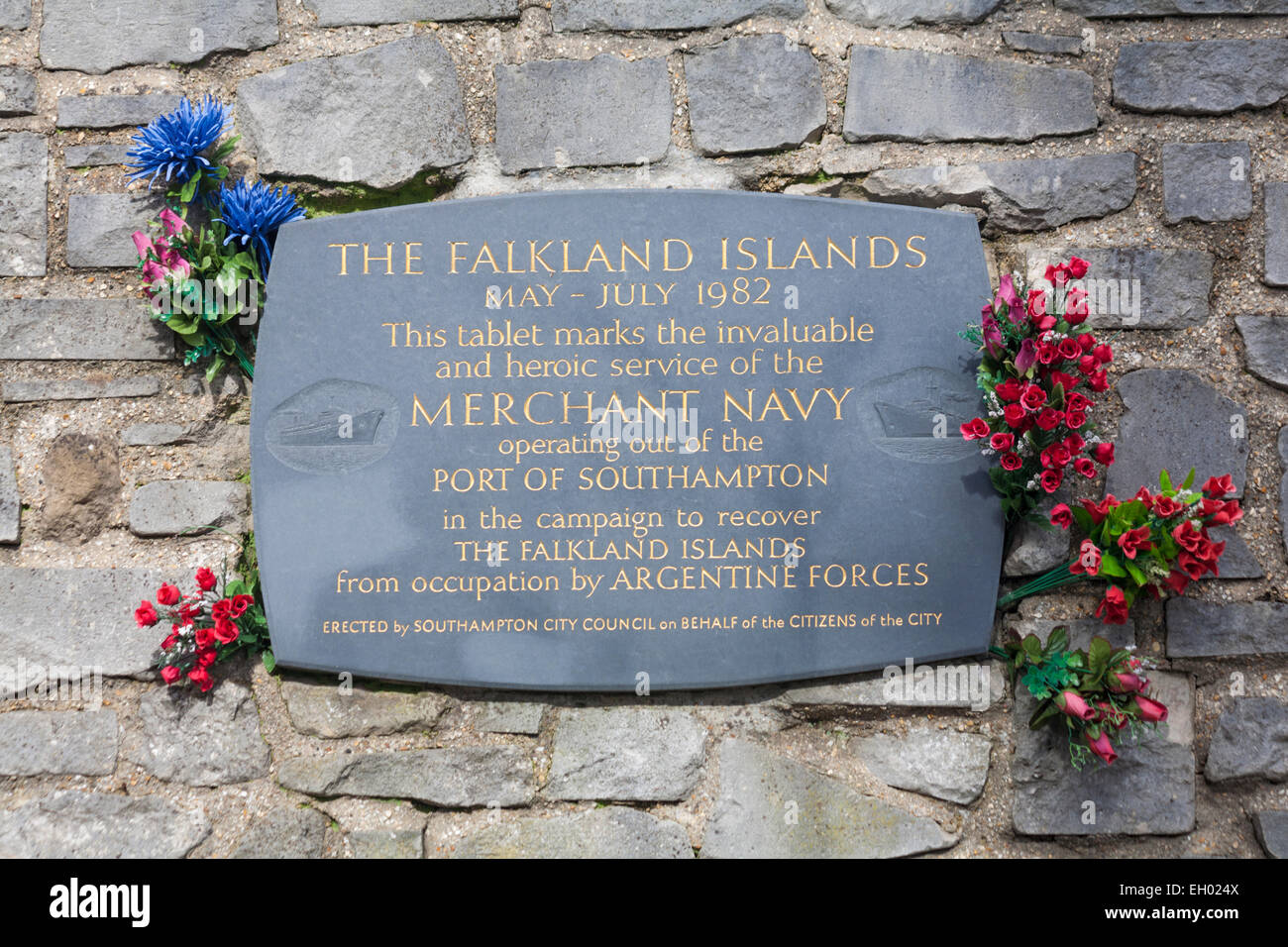 Gedenktafel in den Ruinen des Holyrood Kirche, Southampton, Hampshire, UK Stockfoto