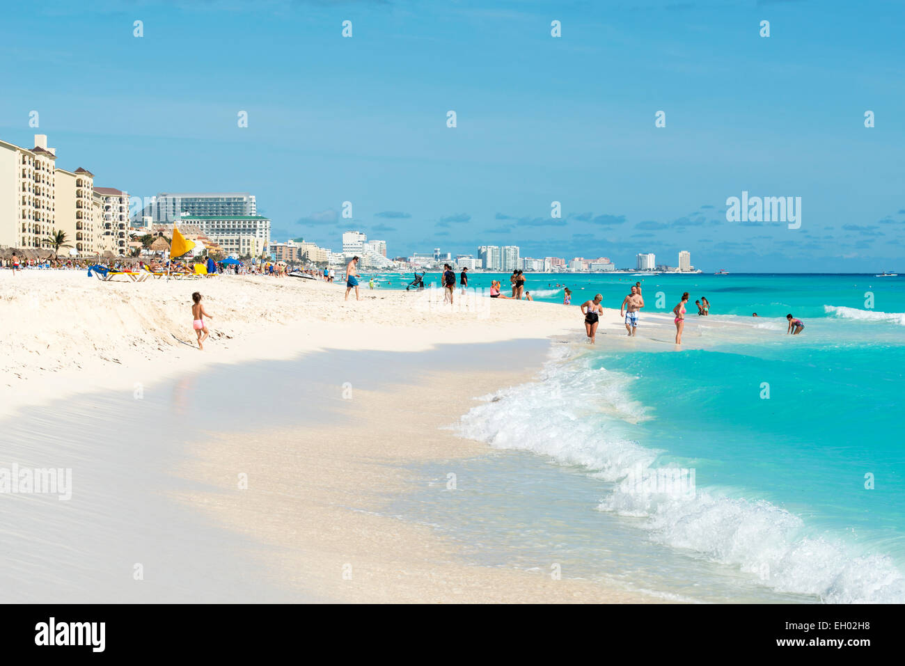 Touristen Geniessen Das Sonnige Wetter Und Entspannen Am Schonen Strand In Cancun Mexiko Stockfotografie Alamy