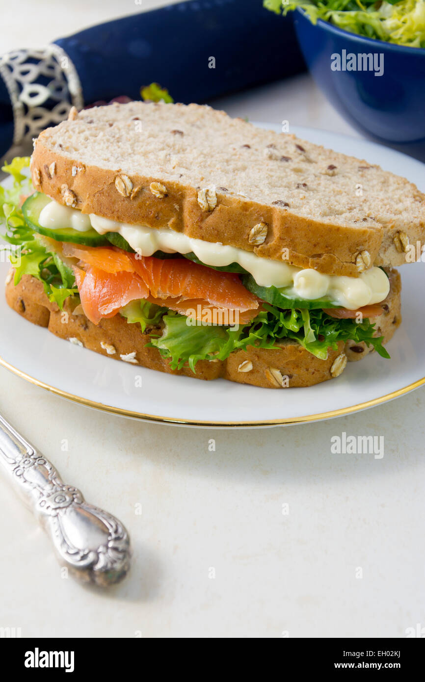 Frisch geräucherter Lachs und Salat-Sandwich mit Platz für text Stockfoto