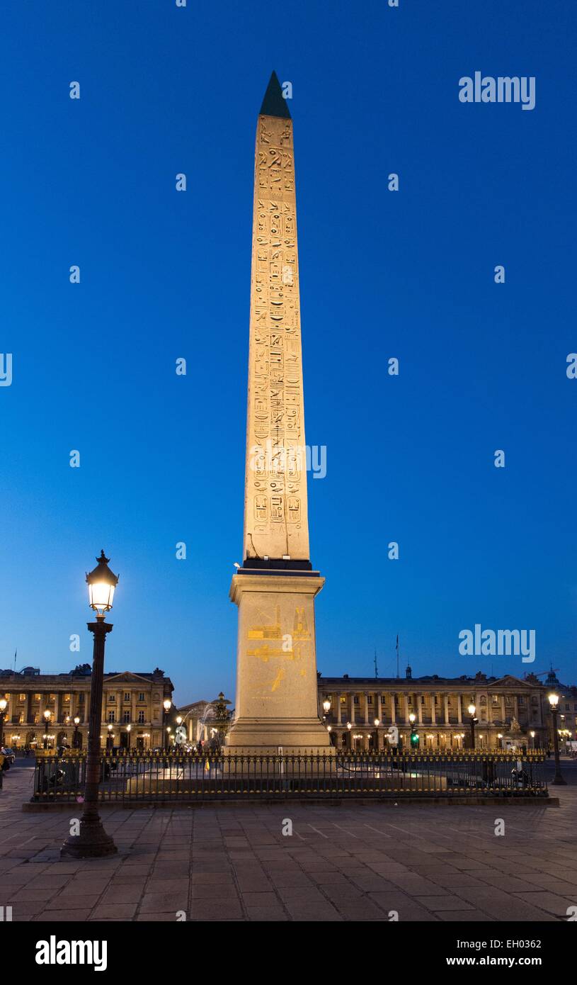 ActiveMuseum 0003276.jpg / The Obelisk, Place De La Concorde in Paris, bei Einbruch der Dunkelheit 06.04.2013 - / 21. Jahrhundert Philippe Sauvan-Magnet / aktive Museum Stockfoto