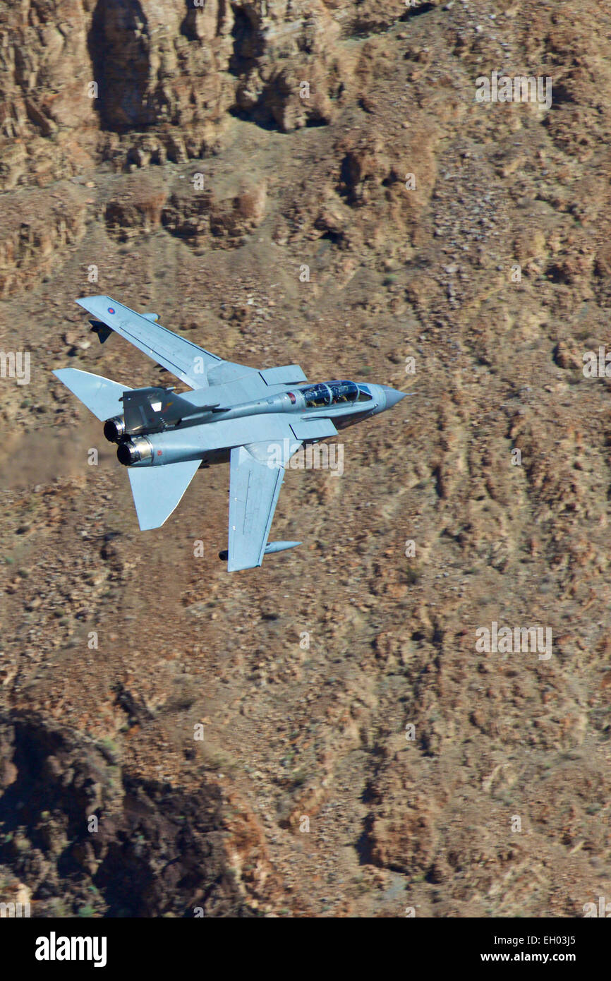 Königliche Luftwaffe Tornado GR4 Kampfjet fliegen auf niedrigem Niveau durch ein Tal, Wüste. Stockfoto