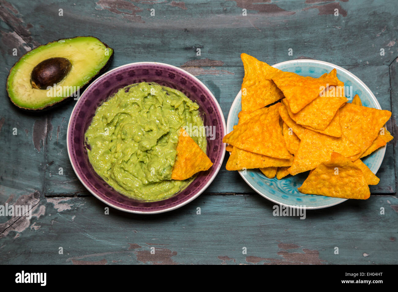 Guacamole, geschnittene Avocado und Tortilla chips Stockfoto