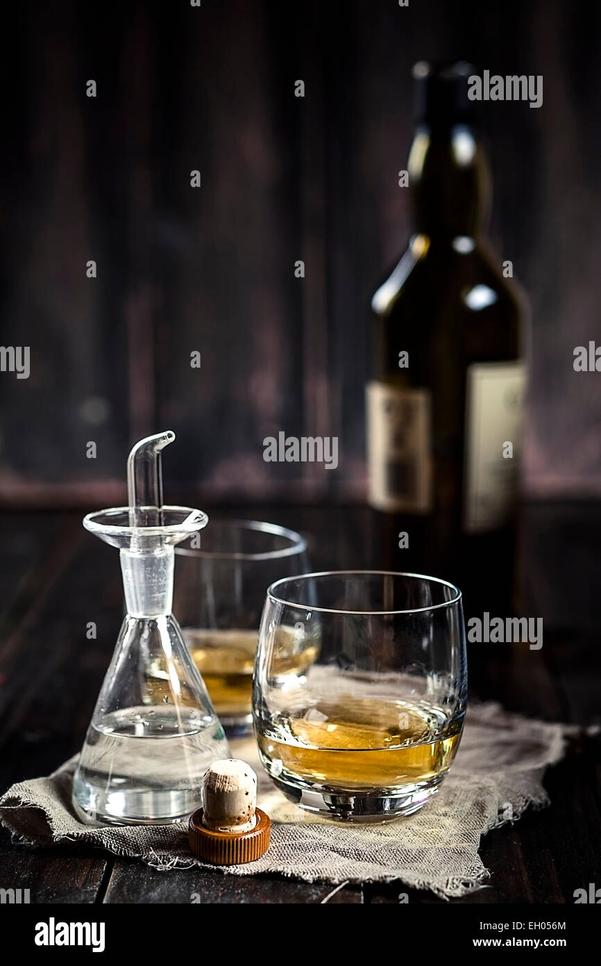 Wasser Kanne mit Tülle und Becher mit Whisky Stockfoto