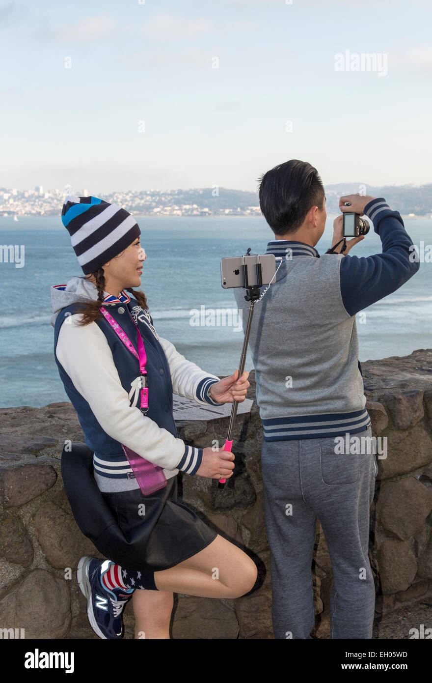 Asiatische Frau, selfie Stick, wobei selfie selfie, Foto, Vista Point, nördlich der Golden Gate Bridge, Stadt Sausalito, Sausalito, Kalifornien Stockfoto