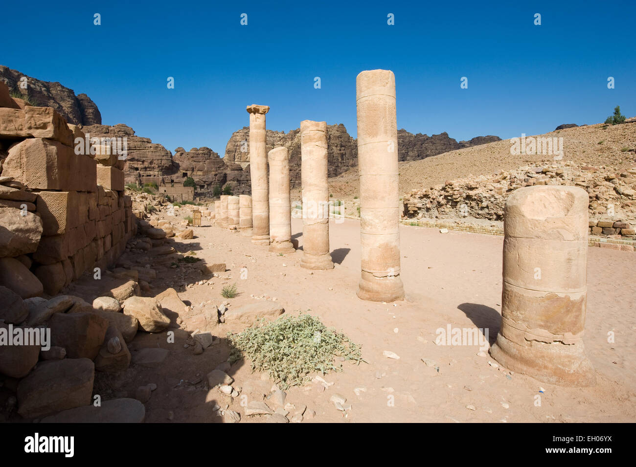 Römische Säulen in die Säulenstraße in Petra in Jordanien Stockfoto