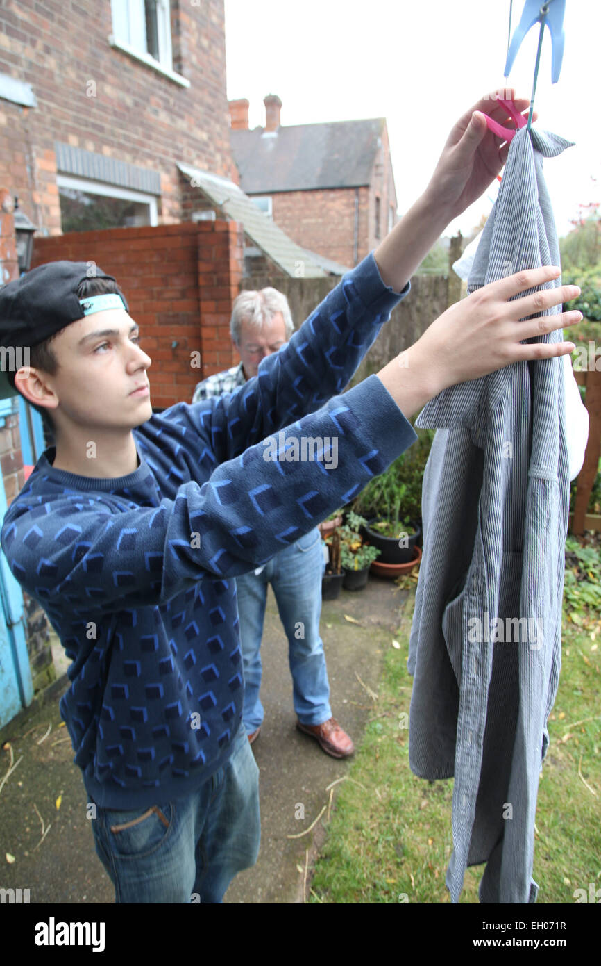 Teenager hängen waschen mit Großvater - Modell veröffentlicht Stockfoto