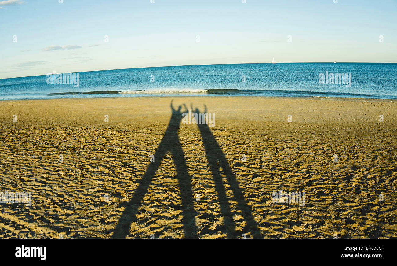 Spanien, Valencia, Schattenspiel von zwei Persong am Strand Stockfoto