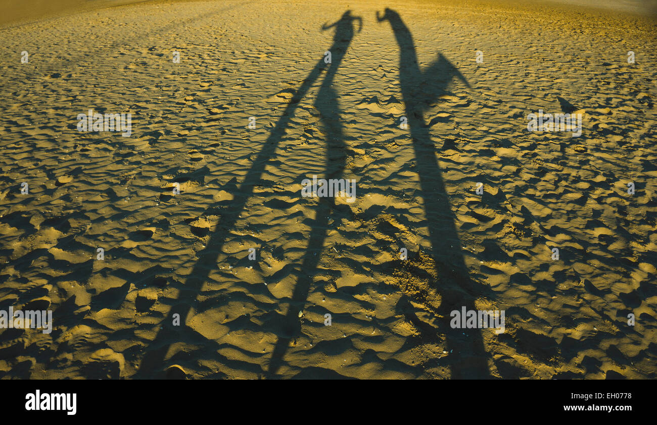 Spanien, Valencia, Schattenspiel von zwei Persong am Strand Stockfoto