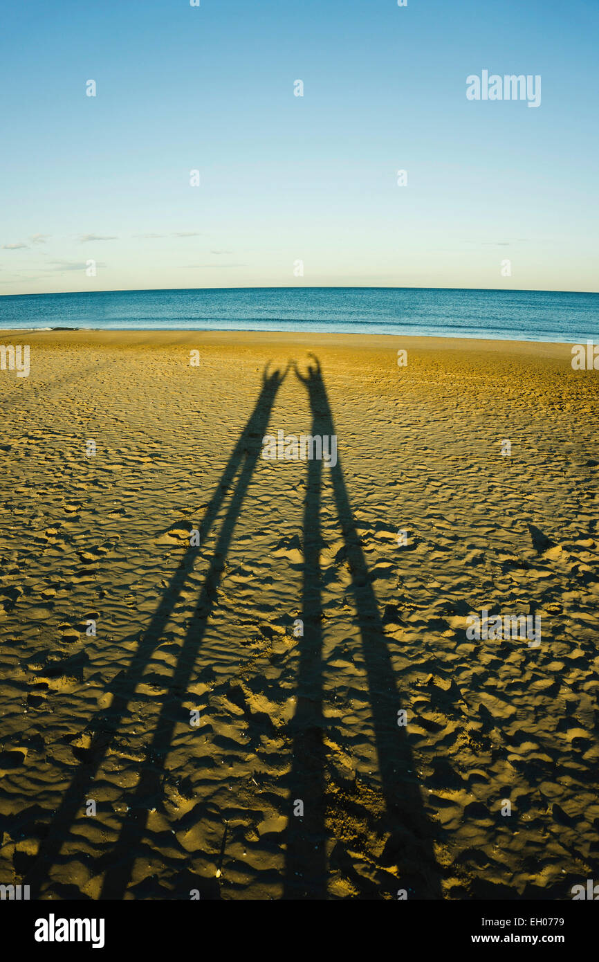 Spanien, Valencia, Schattenspiel von zwei Persong am Strand Stockfoto