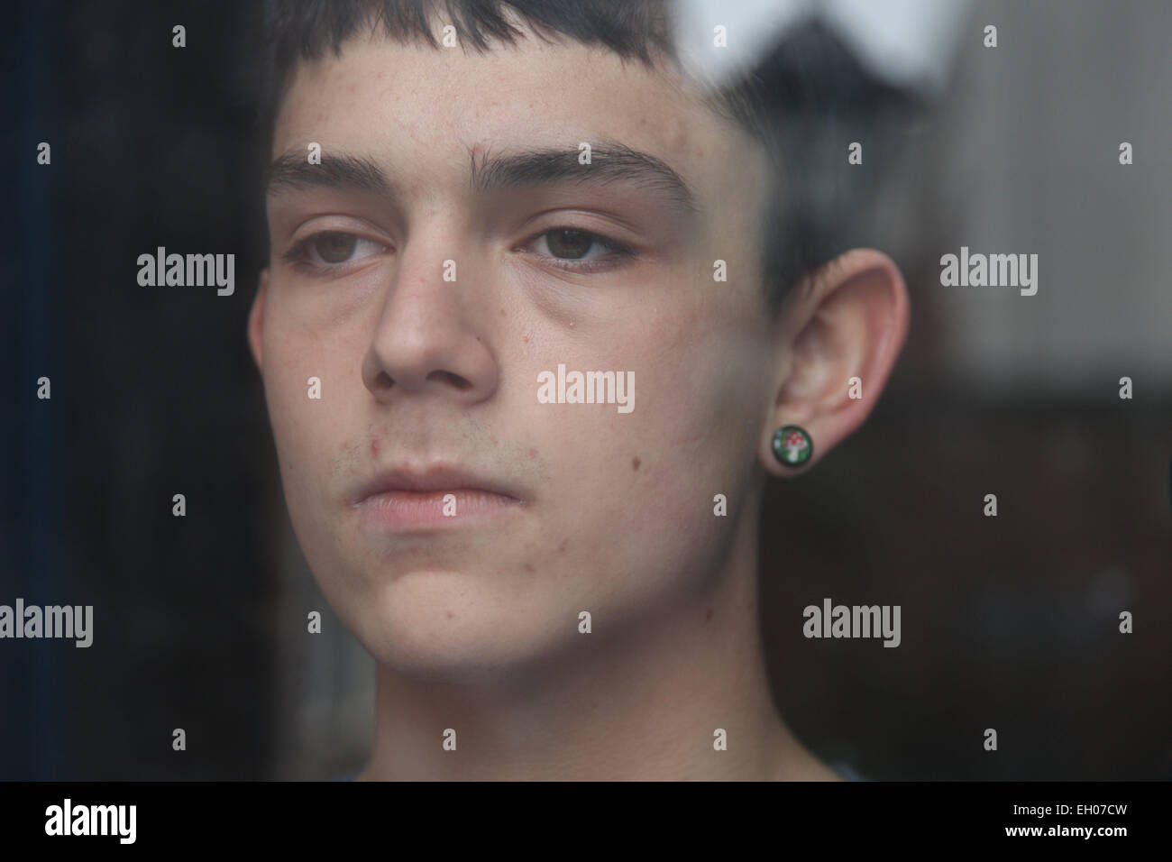 Teenager-Jungen Blick aus Fenster - Modell veröffentlicht Stockfoto