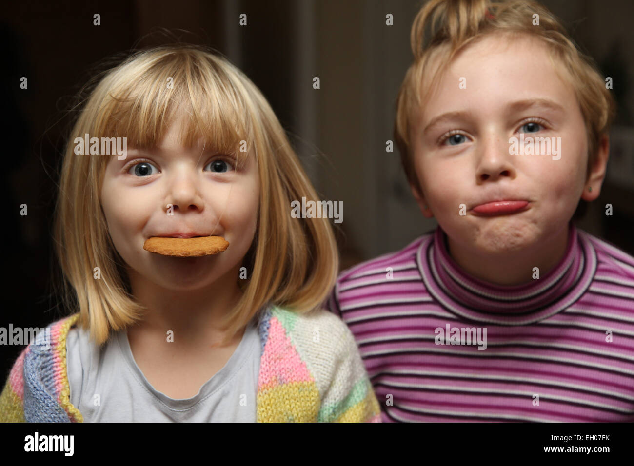 Kinder lustige Grimassen - Modell veröffentlicht Stockfoto