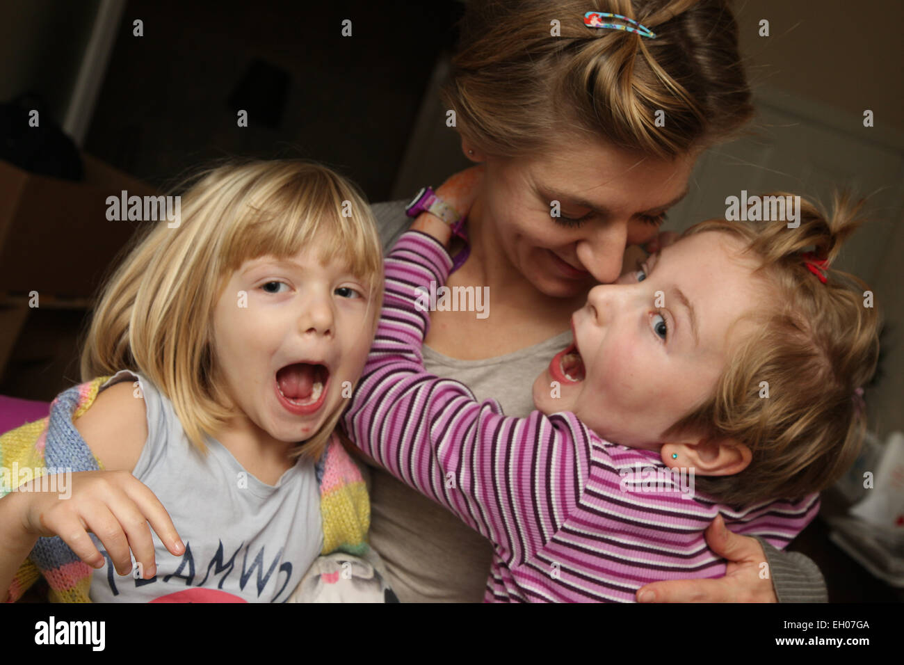 Kinder lustige Grimassen mit Mutter - Modell veröffentlicht Stockfoto
