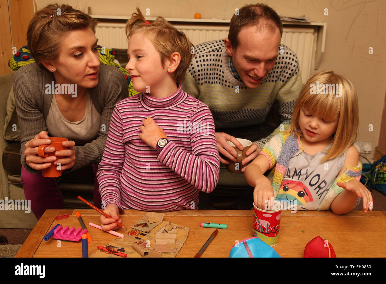 Eltern und Kinder basteln - Modell veröffentlicht Stockfoto