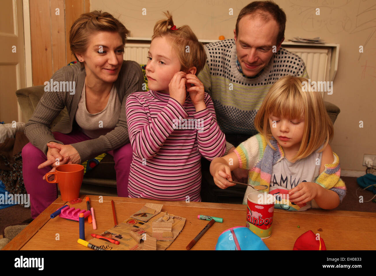 Eltern und Kinder basteln - Modell veröffentlicht Stockfoto