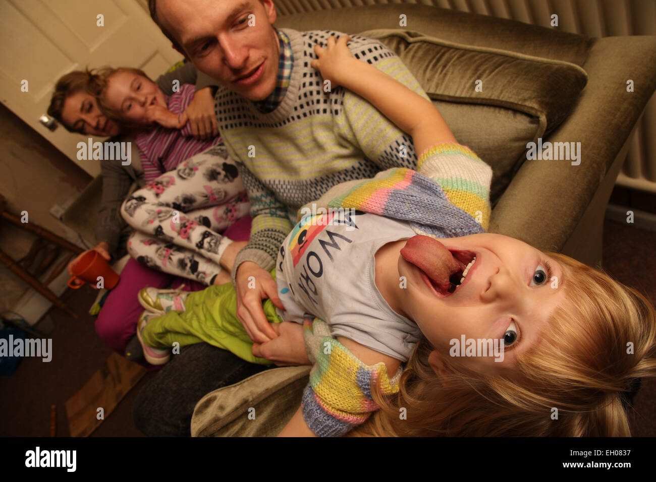 Familie auf Sofa - Modell veröffentlicht Stockfoto