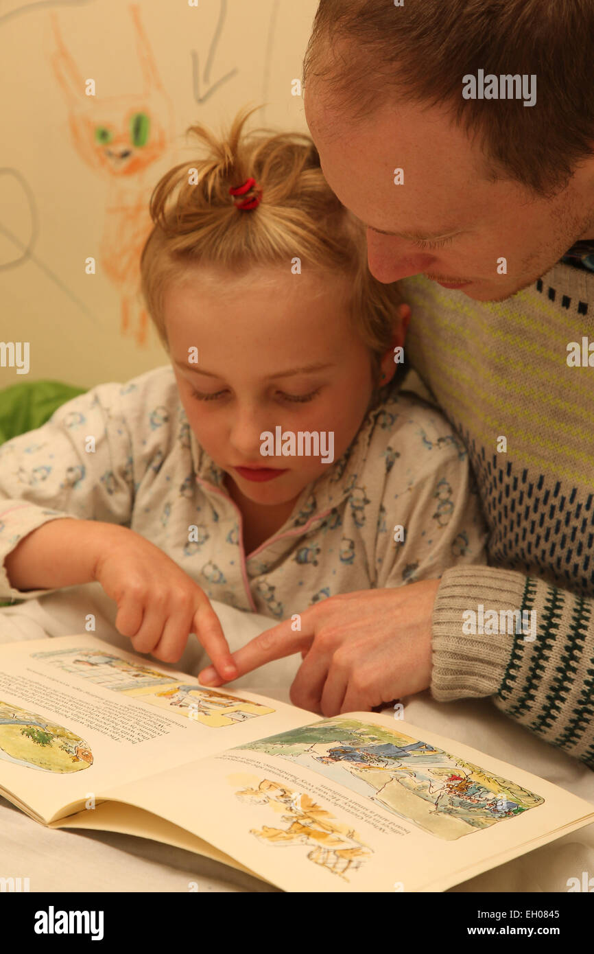 Vater Tochter vor dem Schlafengehen - Modell veröffentlicht lesen Stockfoto