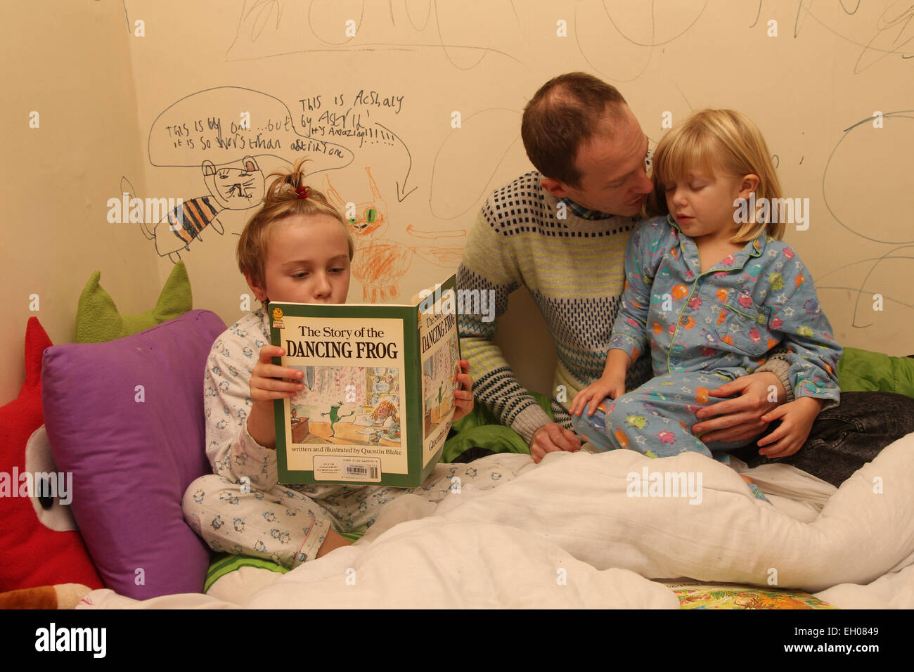 Vater und Töchter vor dem Schlafengehen - Modell veröffentlicht Stockfoto