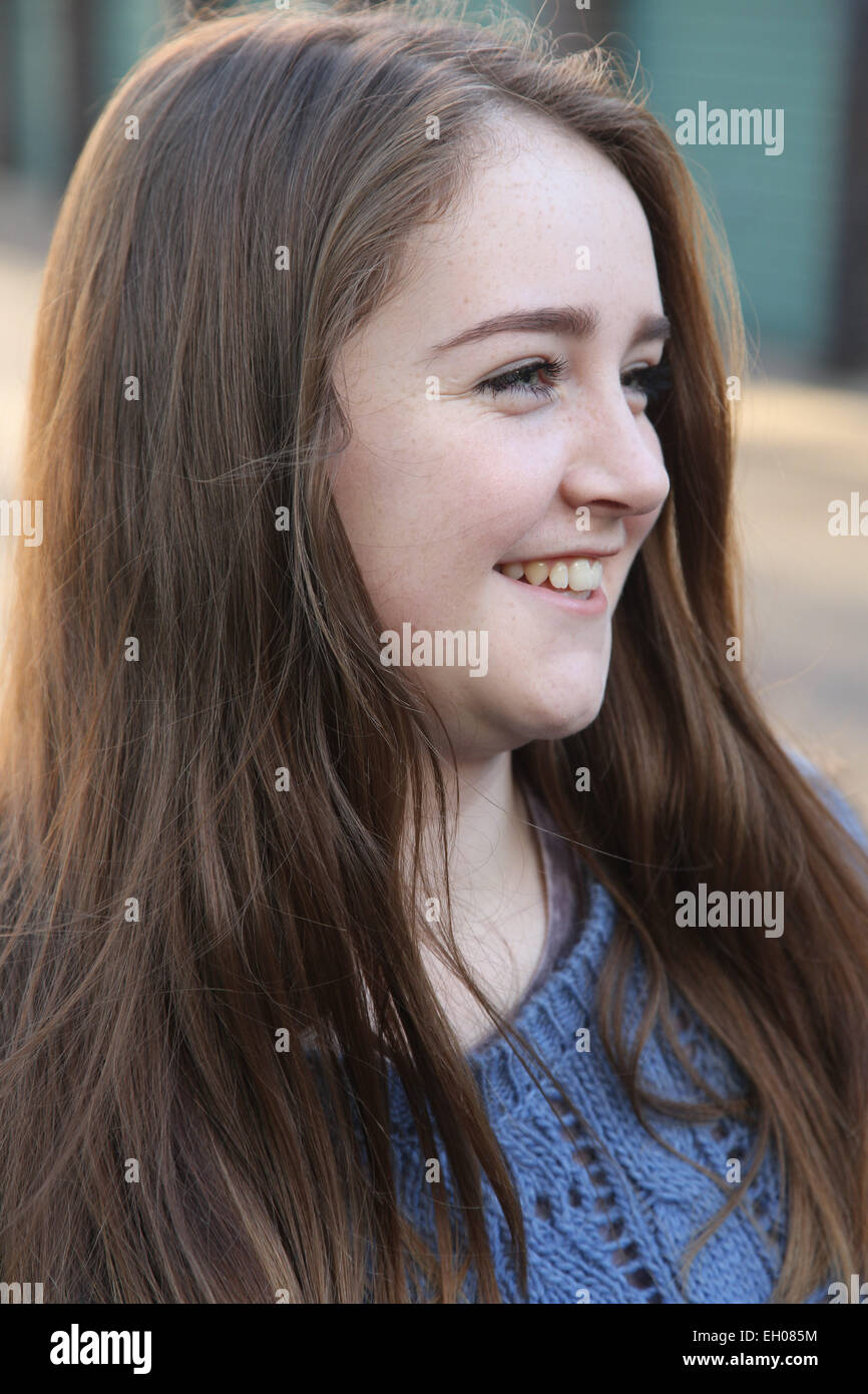 Teenager-Mädchen lächelnd - Modell veröffentlicht Stockfoto