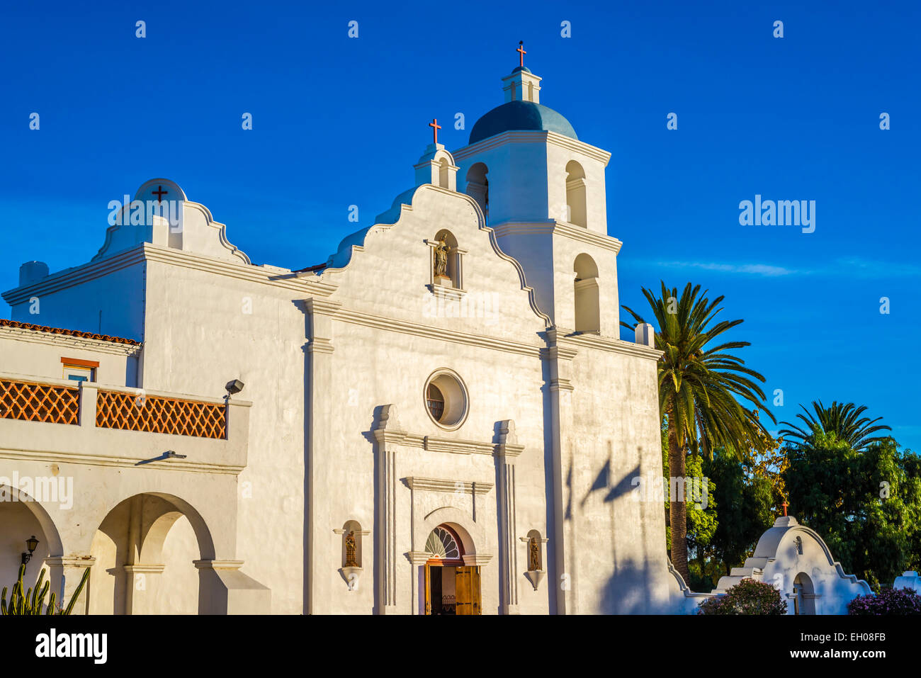 Mission San Luis Rey De Francia (gegründet 1798) durch die aufgehende Sonne beleuchtet.  Oceanside, California, Vereinigte Staaten von Amerika. Stockfoto