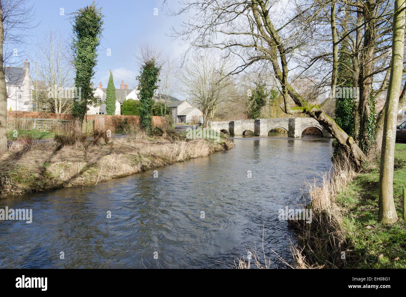 Der Fluß Clun fließt durch die kleine Stadt von Clun Shropshire Stockfoto