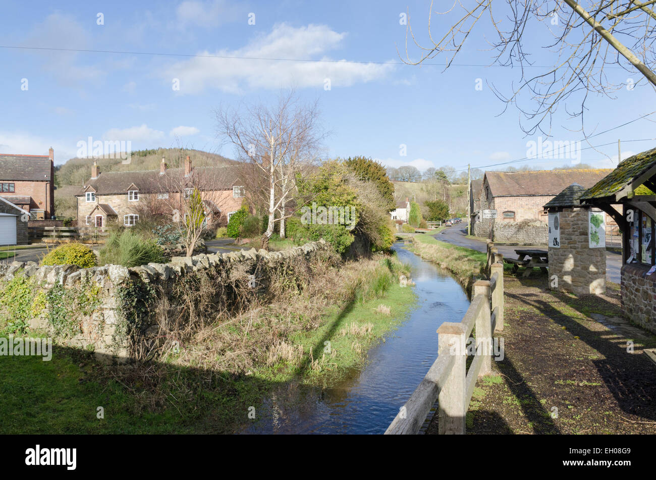 Des Baches von Hopesay, der durch die Shropshire Dorf von Aston auf Clun fließt Stockfoto