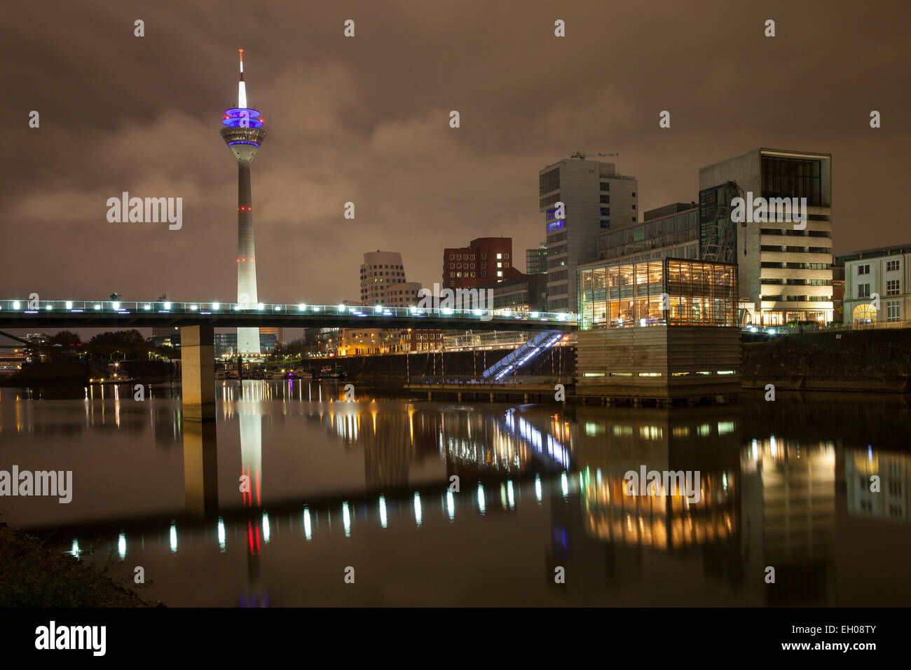 Deutschland, Düsseldorf, Medienhafen in der Nacht Stockfoto