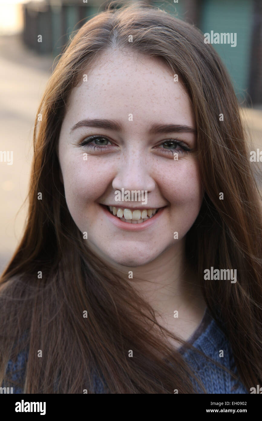 Teenager-Mädchen lächelnd - Modell veröffentlicht Stockfoto
