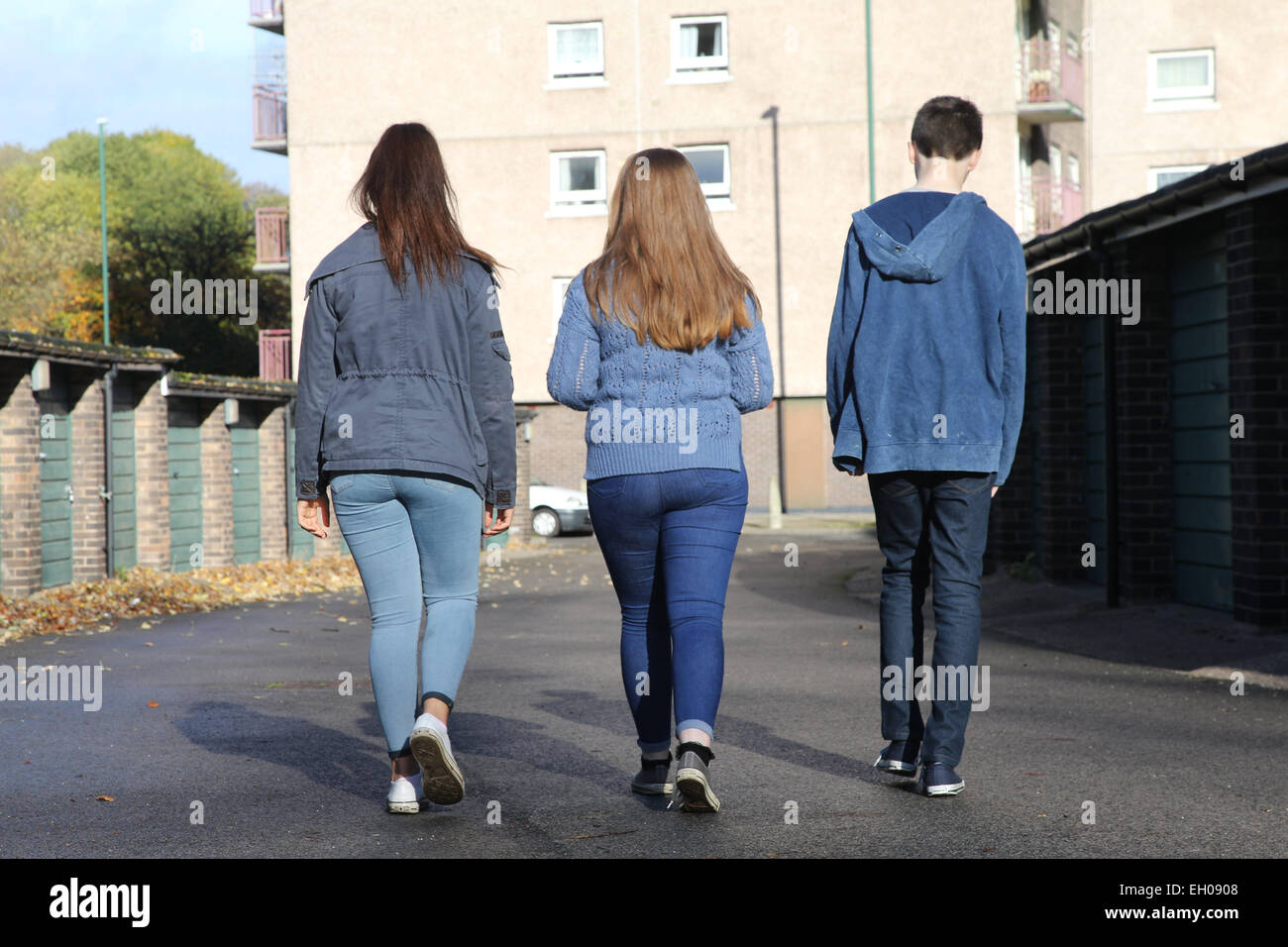 Rückansicht des Jugendlichen zu Fuß zum Plattenbau - Modell veröffentlicht Stockfoto