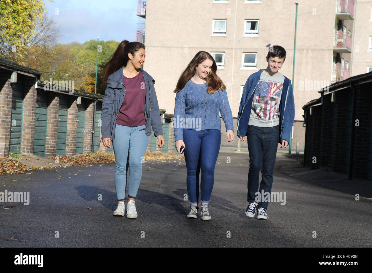 Anzeigen von Teenagern zu Fuß - Modell veröffentlicht Stockfoto