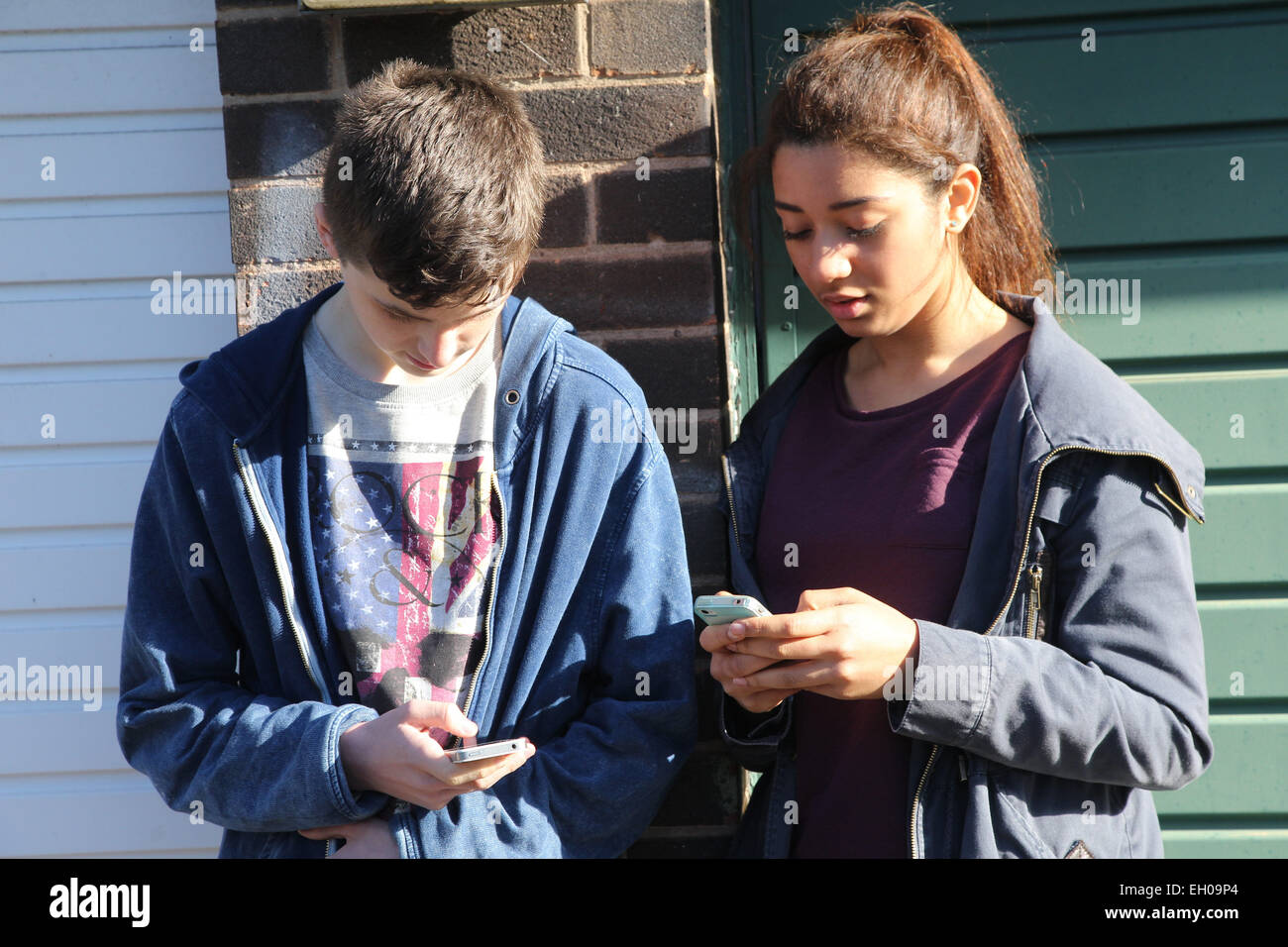 Jugendliche, die Benutzung von Mobiltelefonen - Modell veröffentlicht Stockfoto