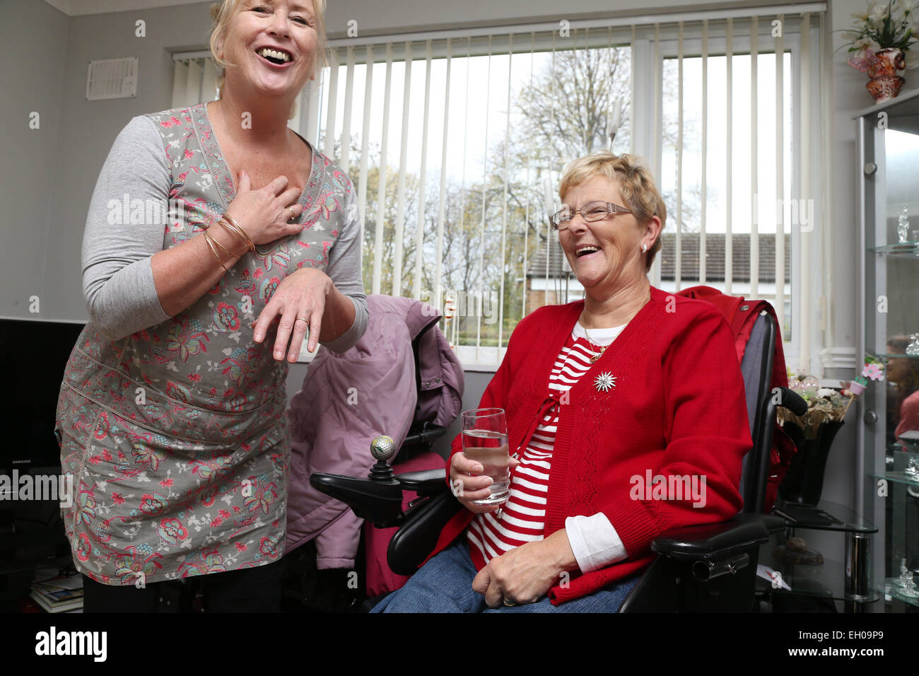Pflegeperson mit Rollstuhlfahrer - Modell veröffentlicht Stockfoto