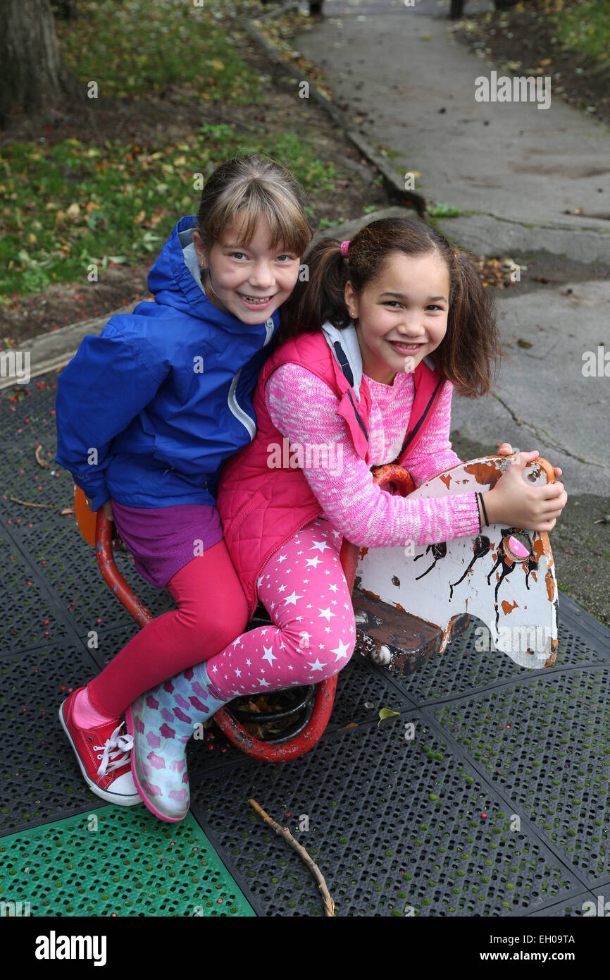 Zwei Mädchen auf Schaukelpferd - Modell veröffentlicht Stockfoto