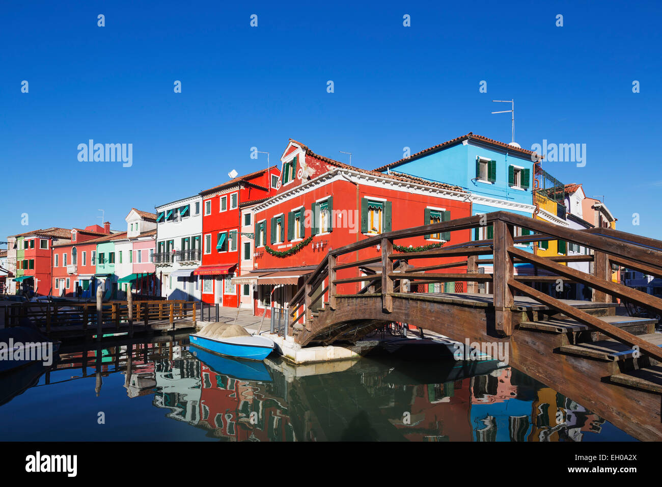 Europa, Italien, Veneto, Venedig, Burano Multi farbige Kanal Seite Häuser Stockfoto