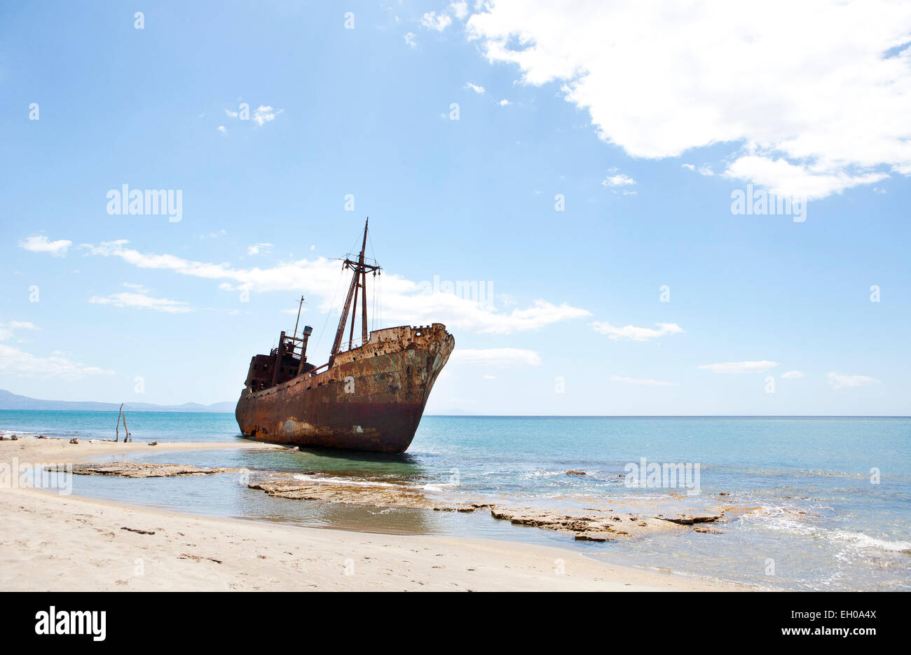 Griechenland, Gythio, Schiffswrack am Strand Stockfoto