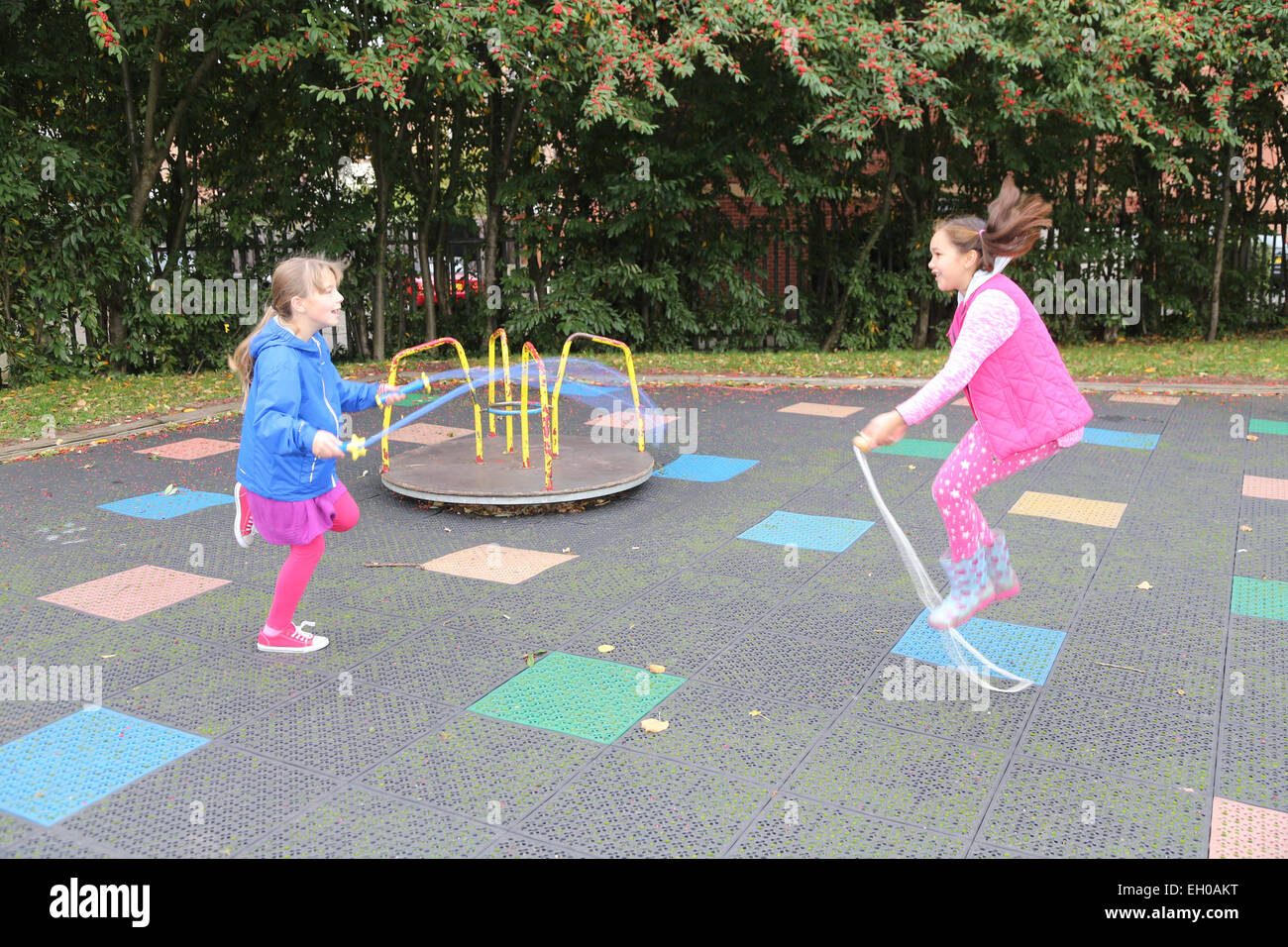 Mädchen spielen im Stadtpark - Modell veröffentlicht Stockfoto