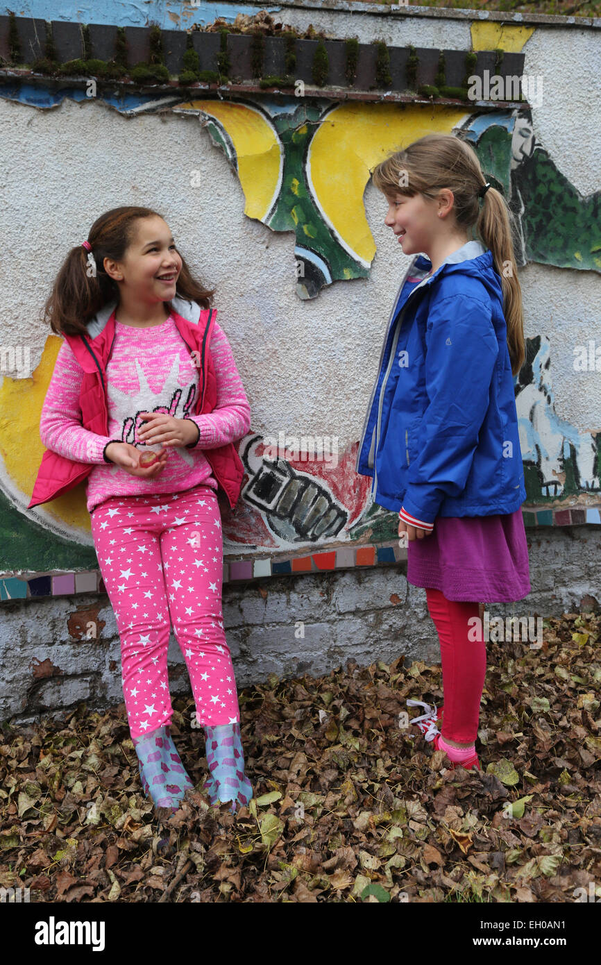 Mädchen spielen im Stadtpark - Modell veröffentlicht Stockfoto