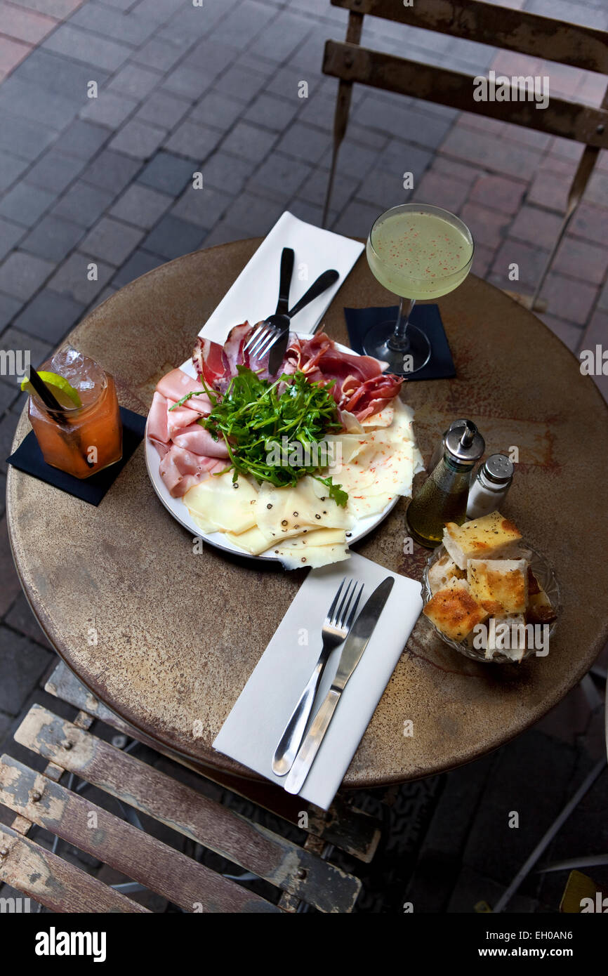 Brunch und Getränke auf der Terrasse eines französischen Bistros Stockfoto