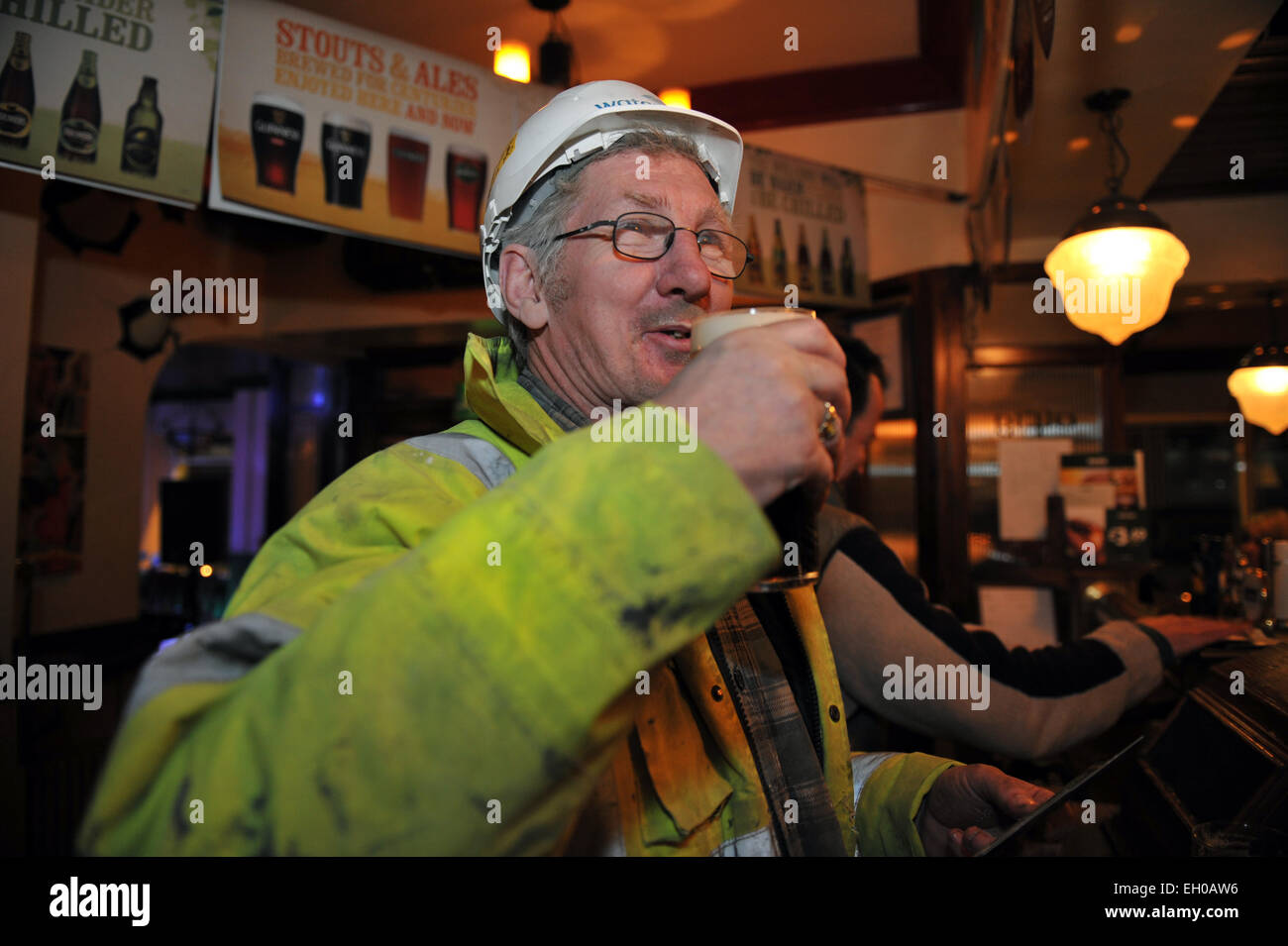 Arbeitenden Mann genießt ein Bier am Ende seiner Schicht, Yorkshire UK Stockfoto