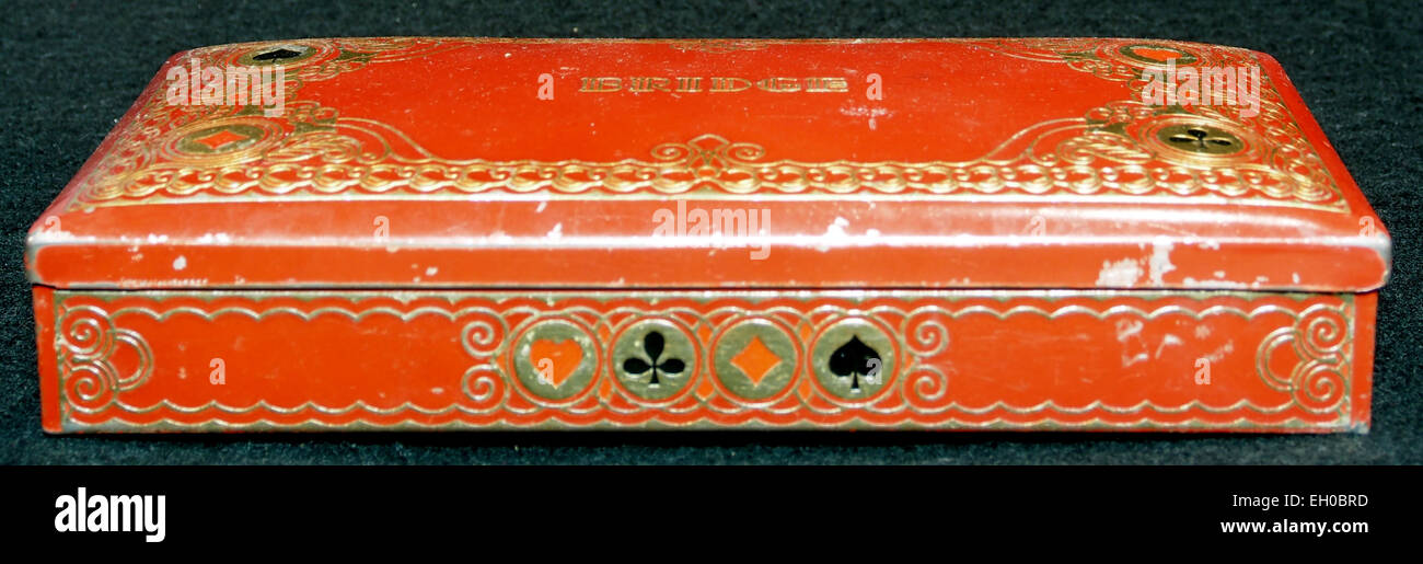 Diese Vintage Bridge Spieldose ist ein Sammlerstück aus der Mitte des 20. Jahrhunderts und hat ein Design im Zusammenhang mit dem beliebten Kartenspiel Bridge. Es repräsentiert ein Stück Spielgeschichte. Stockfoto