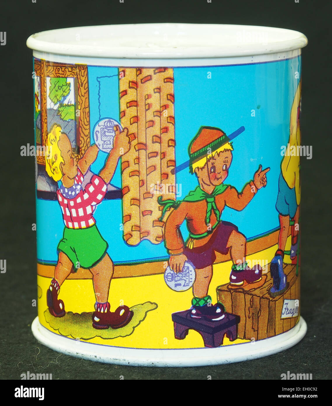 Dies ist ein Bild einer Münzbank des FDC Brügge, die häufig zum Einsparen von Münzen verwendet wird. Diese Dosen sind Sammlerstücke und gehören zur belgischen Stadt Brügge, die für ihre historische und kulturelle Bedeutung bekannt ist. Stockfoto