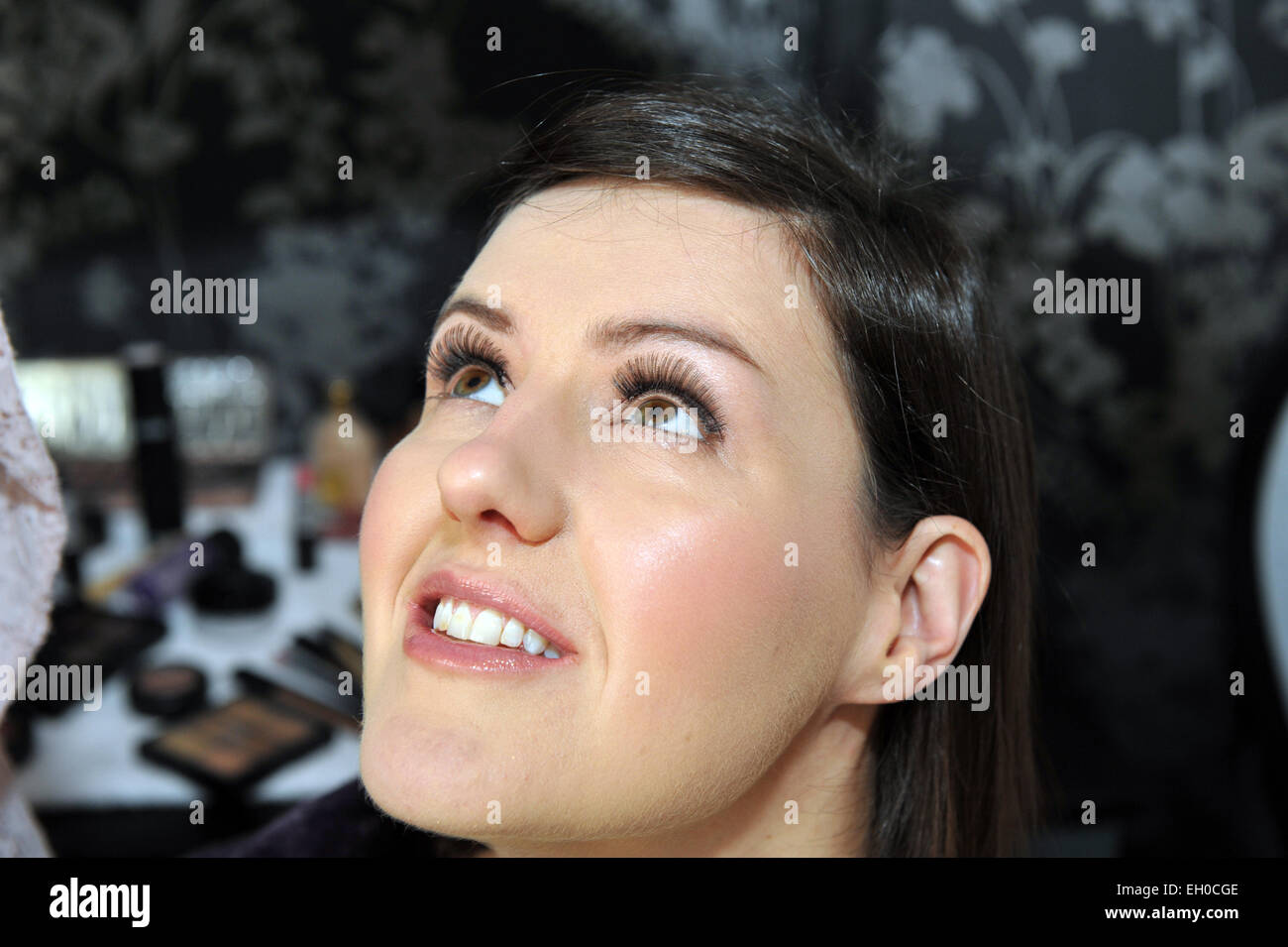 Braut bereitet für ihren Hochzeitstag, beim Schminken.  Model Released Stockfoto