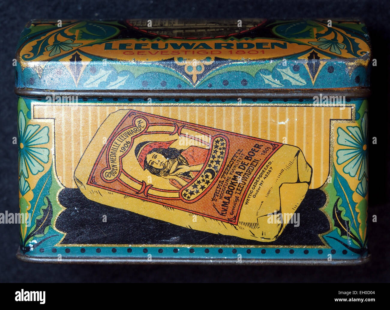 Dieses Bild zeigt die MA Bokma de Boer Peekoffie Dose, ein Sammlerstück. Das Design der Dose ist typisch für die klassische holländische Verpackung, die für die beliebte Kaffeemarke verwendet wird. Stockfoto