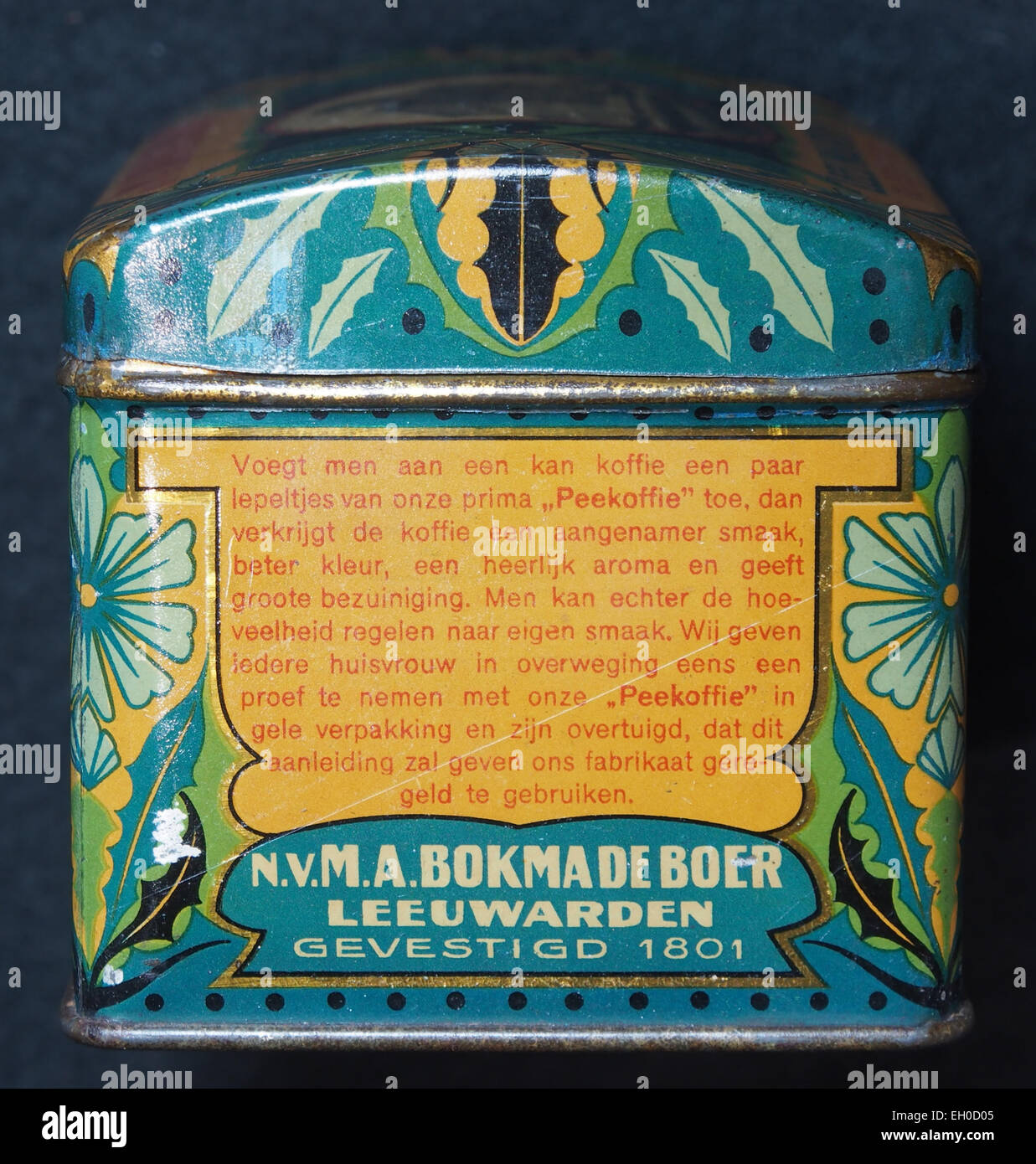 Dieses Bild zeigt eine Dose Peekoffie, einer niederländischen Kaffeemarke von MA Bokma de Boer. Das Produkt ist Teil einer historischen Sammlung holländischer Kaffeemarken. Stockfoto
