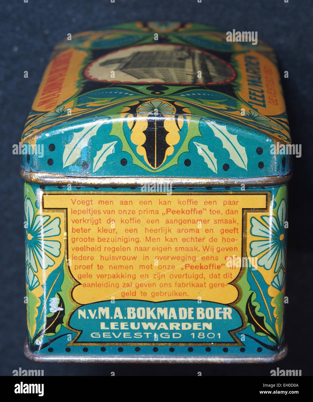 Die MA Bokma de Boer Peekoffie Dose ist eine Vintage-Kaffeedose mit traditionellen Verpackungen und Branding aus der Vergangenheit. Es ist Teil von Erinnerungsstücken aus der Kaffeebranche. Stockfoto