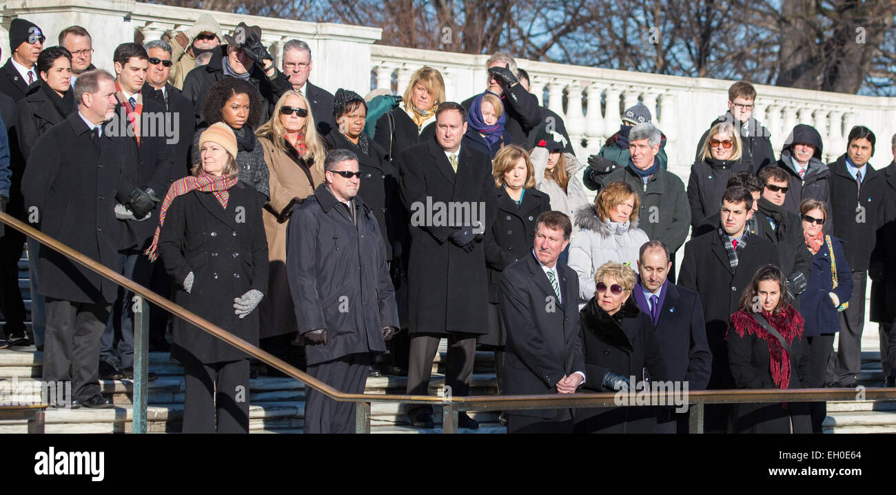 NASA Personal zusehen, wie ein Kranz wird am Grab des unbekannten vom NASA-Administrator Charles Bolden im Rahmen des NASA Tag des Gedenkens, Mittwoch, 28. Januar 2015, am Arlington National Cemetery in Arlington, Virginia verlegt  Die Kränze wurden verlegt, in Erinnerung an die Männer und Frauen, die ihr Leben auf der Suche nach Erforschung des Weltraums verloren. Stockfoto