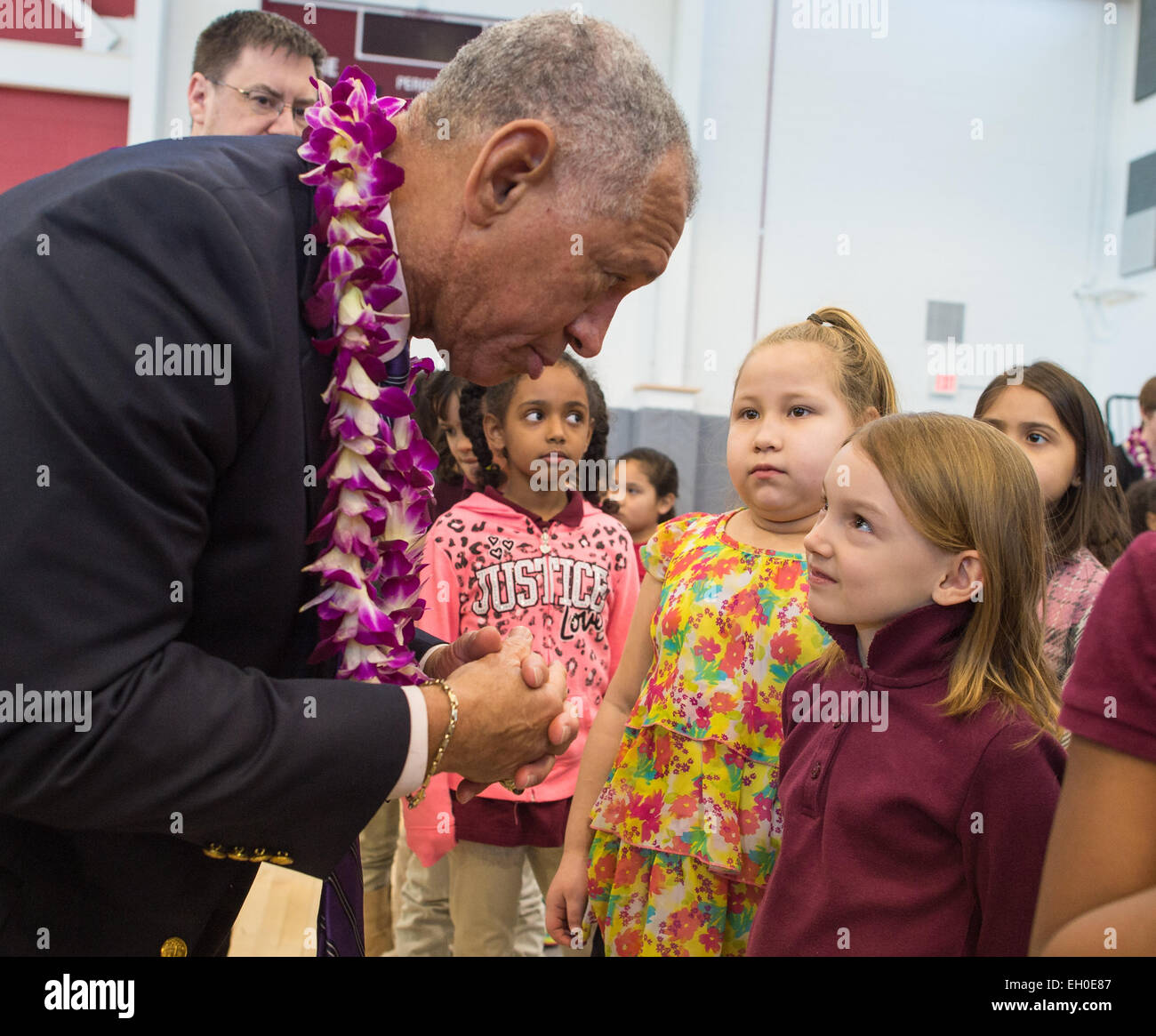 NASA-Administrator Charles Bolden spricht mit einer jungen Studentin an der Jefferson-Houston School in Alexandria (Virginia) auf Freitag, 13. Februar 2015.  Administrator Bolden sprach über seine Erfahrungen als Astronaut; die Bedeutung der Wissenschaft, Technologie, Engineering und Mathematikunterricht (STEM); und beantwortete Fragen der Schülerinnen und Schüler im Rahmen der Schule "NASA" Tagesaktivitäten. Stockfoto