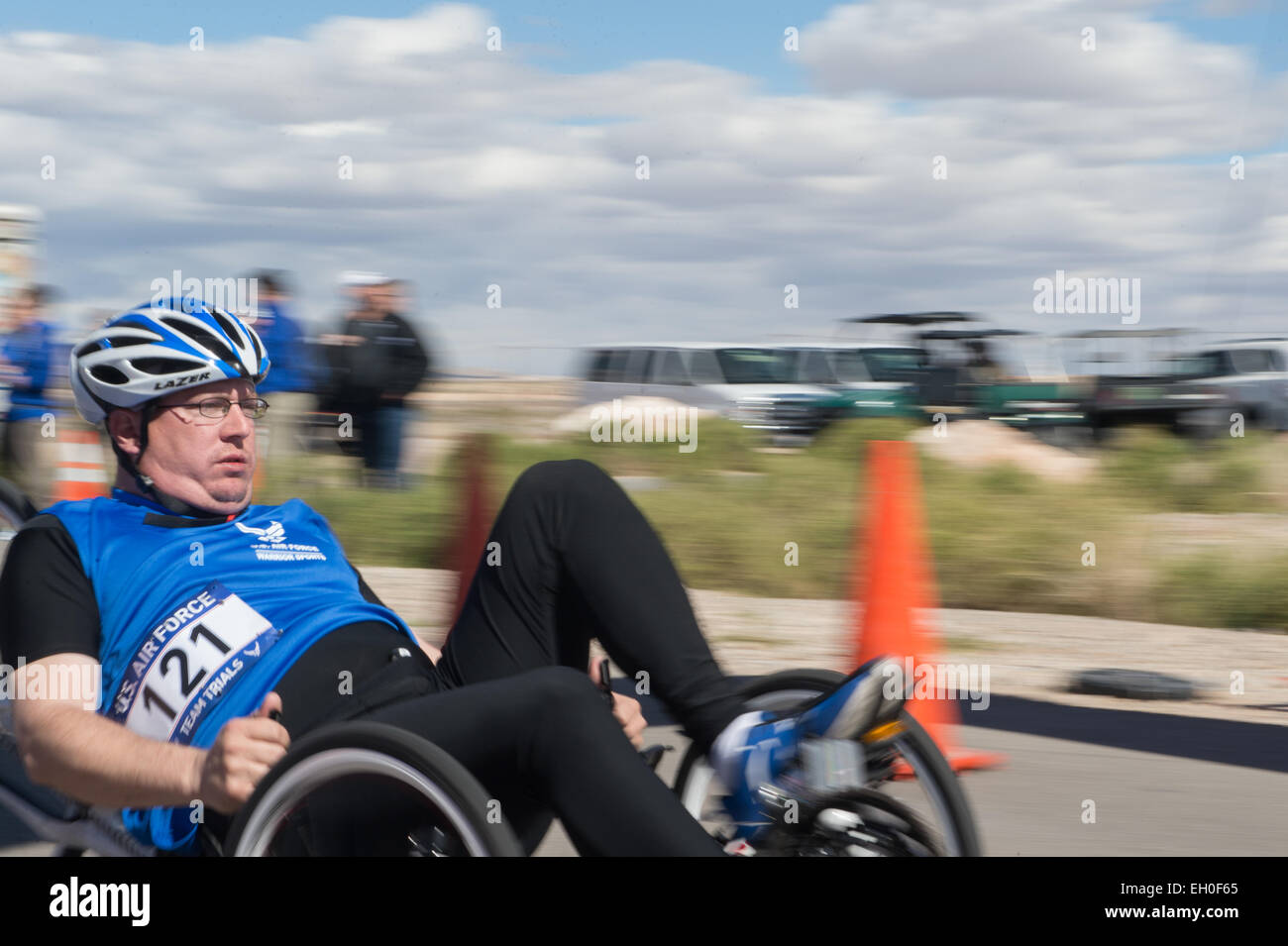 Ryan Delaney, ein 2015 Air Force Verwundeten Krieger Radsport Konkurrent, überquert die Ziellinie des Mens Liegerad Rennens auf Nellis Air Force Base, Nevada 28. Februar 2015. Das liege Rennen ist eines der drei Radsport-Events, die, denen in die Krieger Athleten konkurrierten. Die Air Force-Studien sind eine adaptive Sport-Event zur Förderung der geistige und körperliche Wohlbefinden von schwer Kranken und verletzten Militärangehörige und Veteranen. Mehr als 105 verwundet, kranke oder verletzte Soldaten und Soldatinnen vom ganzen Land einen Platz auf dem 2015 US Air Force Verwundeten Krieger Team kämpfen um die KI darstellen Stockfoto