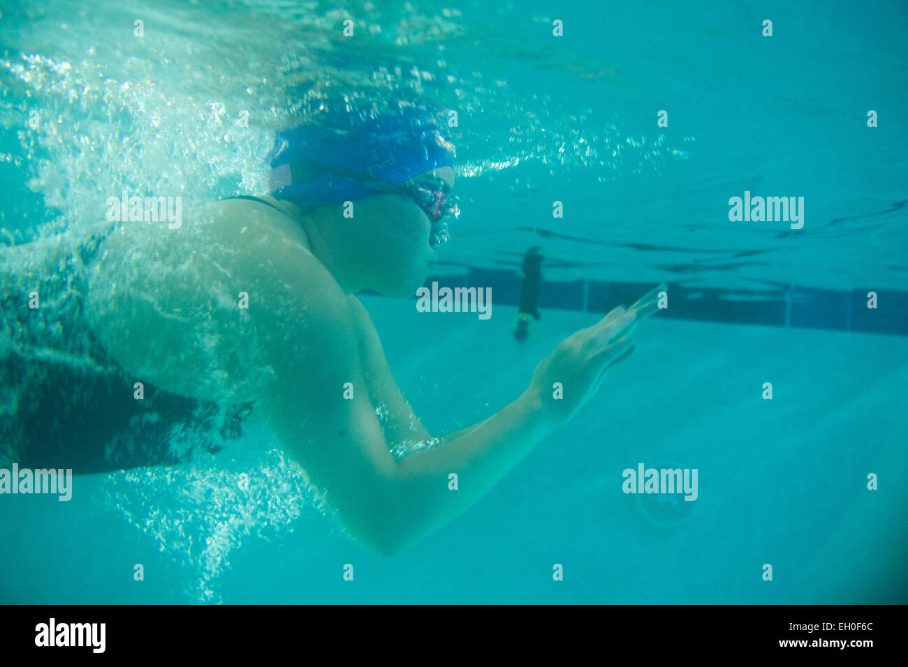 Sloan La Brunnen, 2015 Air Force Verwundeten Krieger schwimmen Konkurrenz, schwimmt Trainingsrunden auf Nellis Air Force Base, Nevada 28. Februar 2015. Die Air Force-Studien sind eine adaptive Sport-Event zur Förderung der geistige und körperliche Wohlbefinden von schwer Kranken und verletzten Militärangehörige und Veteranen. Mehr als 105 verwundet, konkurrieren kranke oder verletzte Soldaten und Soldatinnen vom ganzen Land um einen Platz auf dem 2015 US Air Force Verwundeten Krieger Team der Luftwaffe bei adaptive sportliche Wettkämpfe im Laufe des Jahres darstellen. Stockfoto